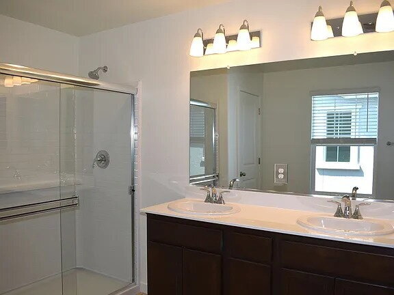 Foto del edificio - Located in one of Elk Grove's most sought-after neighborhoods