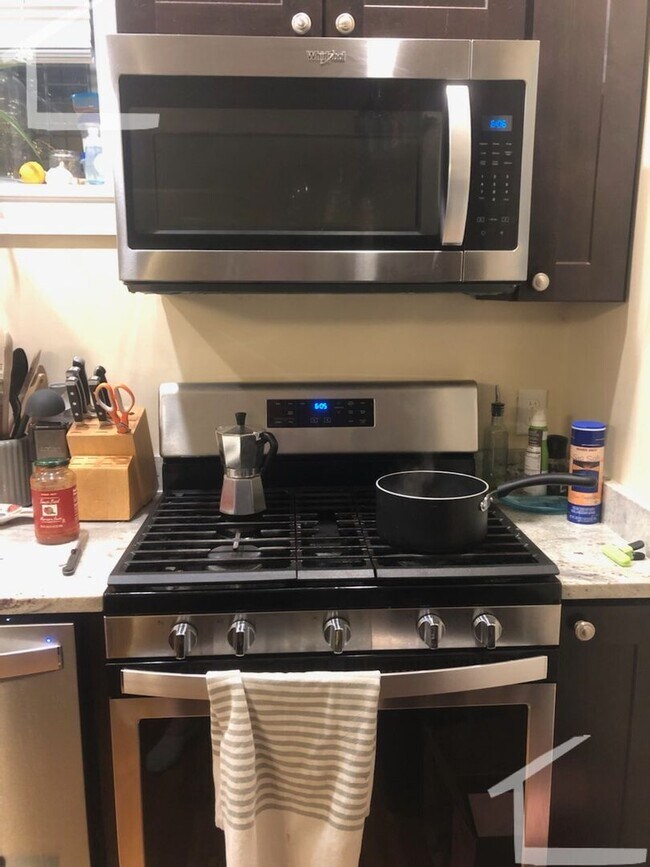 Photo - 9/1 Renovated 6BR/3BA near Oak Sq, Mass Pike, BC Apartment