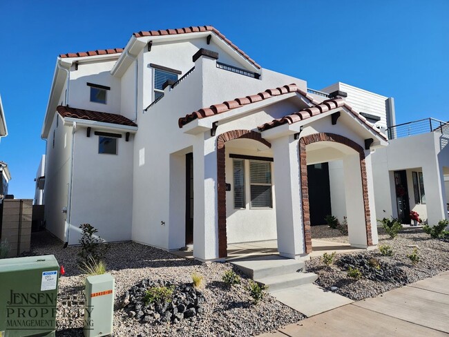 Building Photo - Brand New Town Home in Desert Color