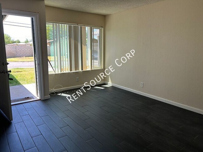 Building Photo - 2 Bedroom / 1 Bathroom Condo for rent in L...