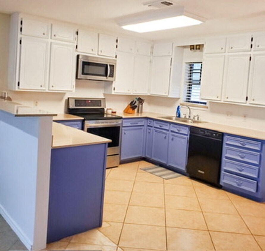 Building Photo - 6 bed, 3 bath house on 2+ acres in Burleso...
