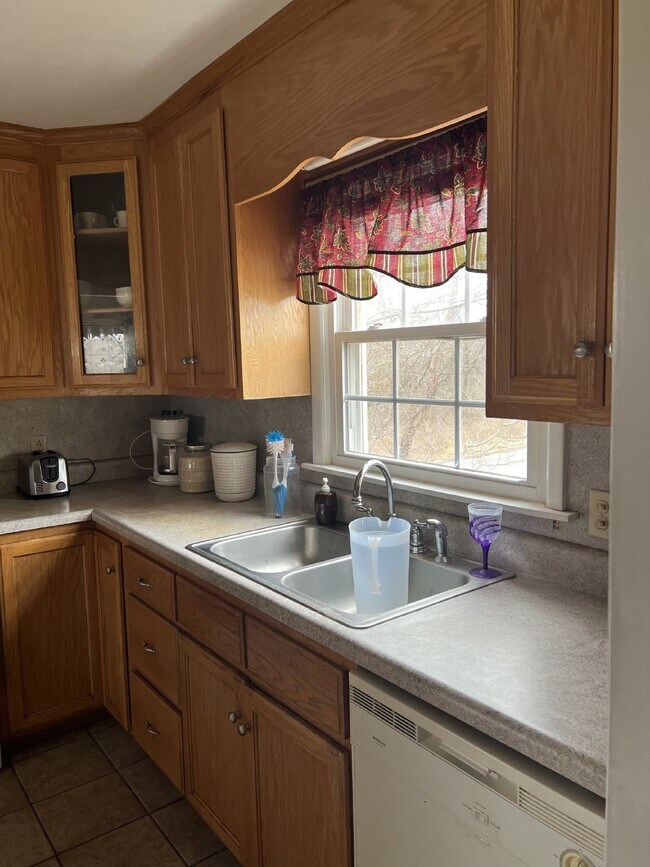 Building Photo - Spacious 3 Bdrm/2.5 Bath End Unit Townhome with Community Pool!!!