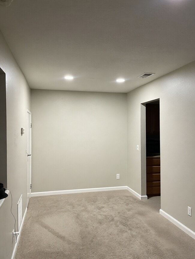 Building Photo - 1061 Mohr Ln