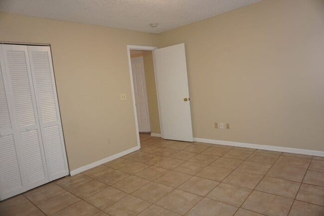 Building Photo - 3 bedroom townhouse near NAS Jax