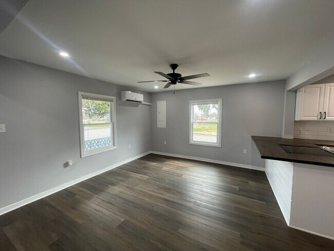 Building Photo - Newly Renovated Home