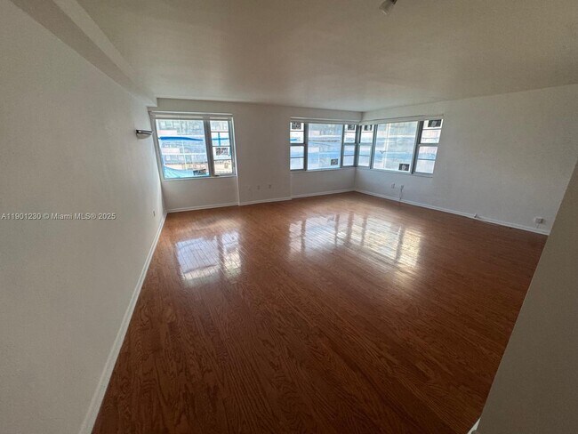 Foto del edificio - 5255 Collins Ave