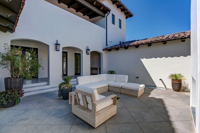 Building Photo - Ultra-Private 5Bed 6Bath Malibu Estate wit...
