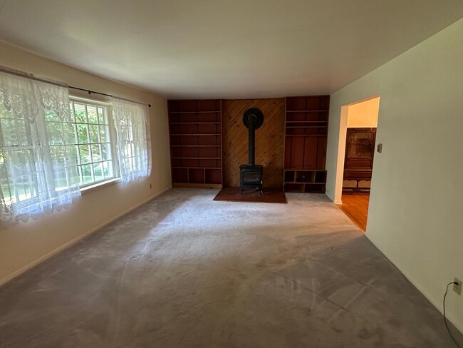 Building Photo - 4 Bedroom, 2 Bathroom House