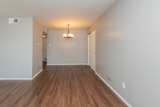Building Photo - 6916 Colonial Woods Dr