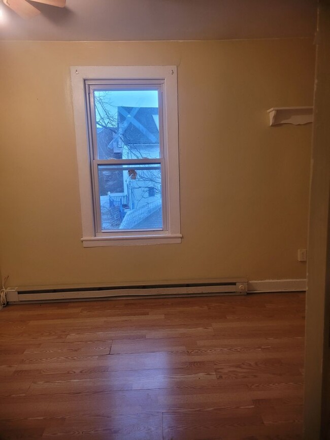 Building Photo - Spacious 4BD and 1BA apartment no-2 in Nor...