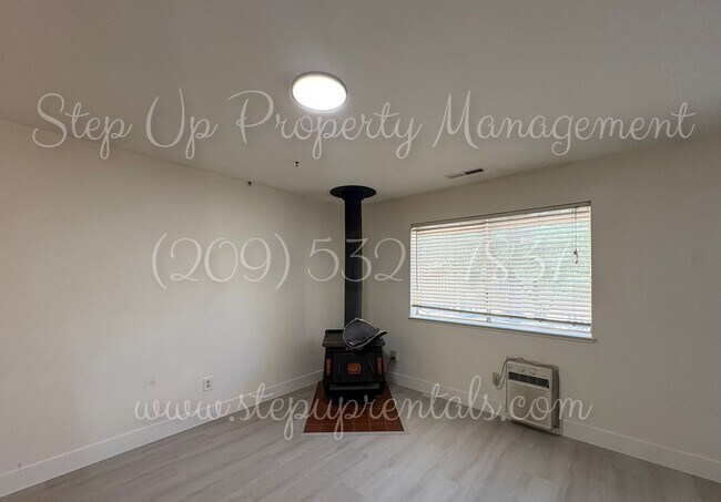Foto del edificio - Beautiful 3-Bedroom Home with Solar, Fireplace & Private Lake Access