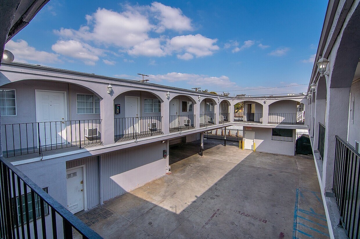 West Adams Studio Apartments Apartments in Los Angeles, CA Westside