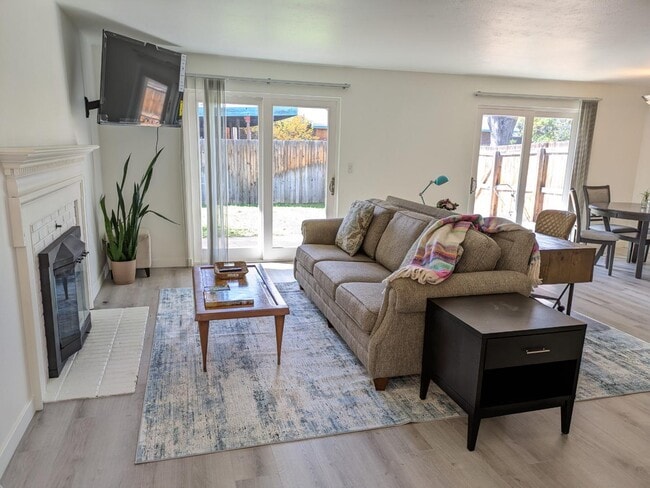 Foto del edificio - 425 Manhattan Dr