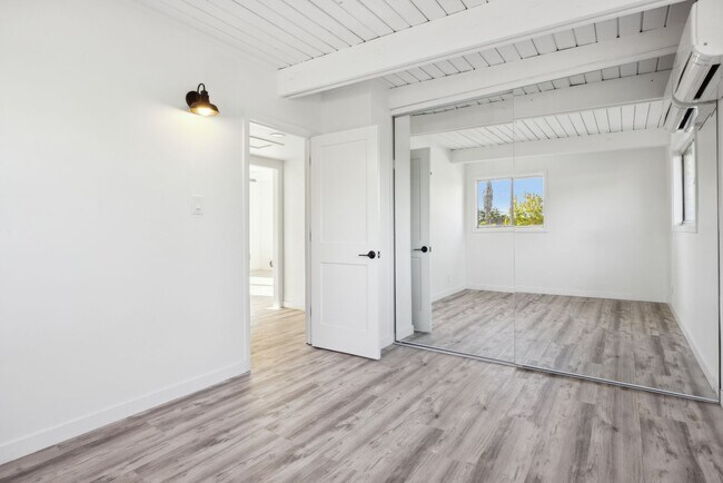 Foto del edificio - Creston Dr. Duplex