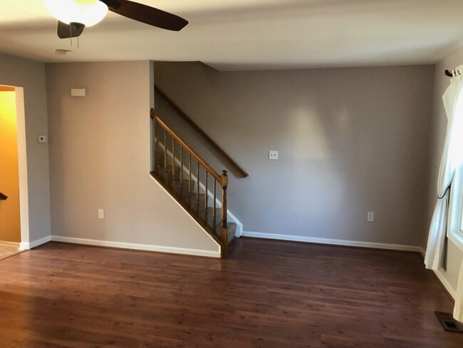 Building Photo - Convenient Townhome in Warrenton!