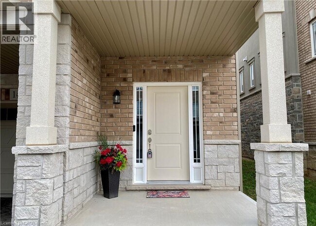 Building Photo - 14 Aquarius Cres