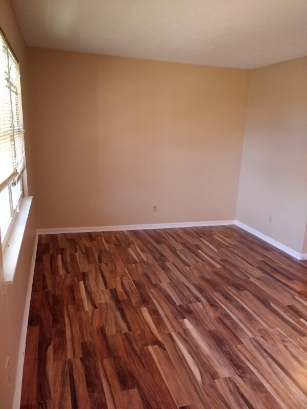 Foto del edificio - 1310 Louisville Rd