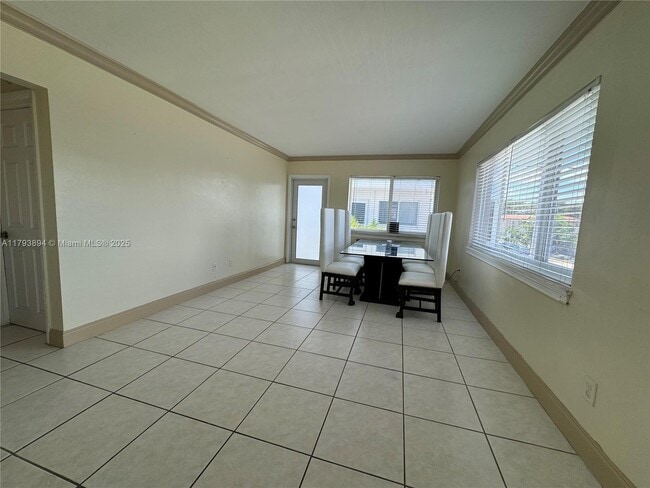 Foto del edificio - 8509 Crespi Blvd