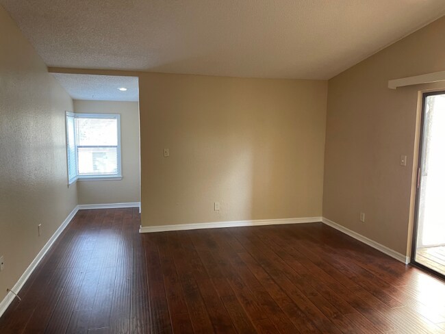 Foto del edificio - 2942 Antique Oaks Cir