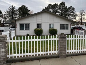 Building Photo - 905 Abbot St