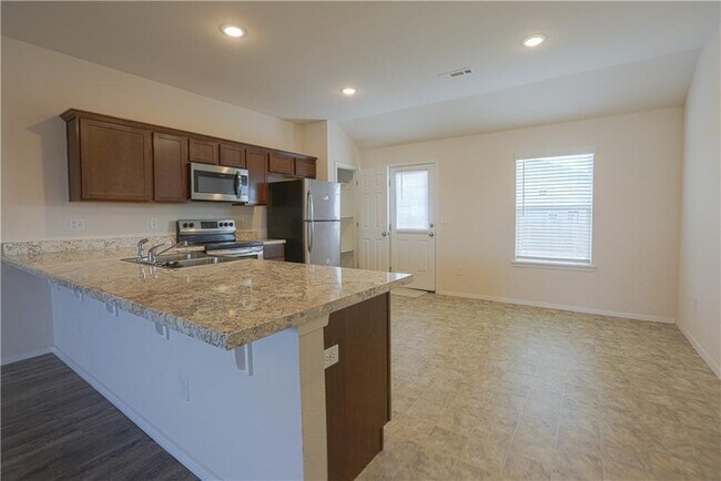 Building Photo - 2323 Pinewood Ave