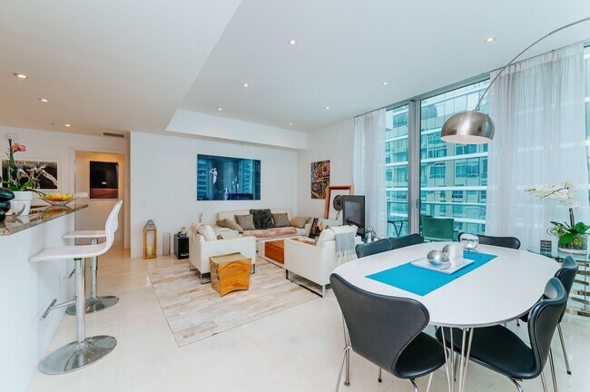 Foto del edificio - 300 S Biscayne Blvd