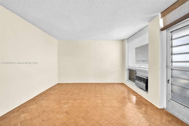 Foto del edificio - 2400 NE 9th St