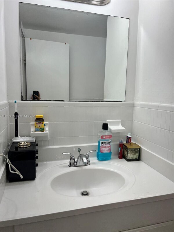 Foto del edificio - 1100 NE 1st Ct