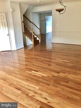 Building Photo - 1981 Logan Manor Dr