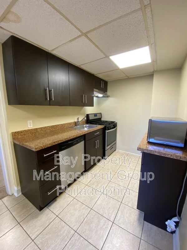 Foto del edificio - 437 W School House Ln