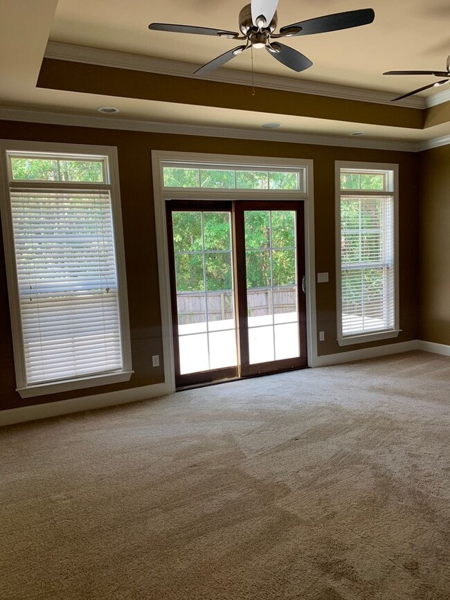 Building Photo - 102 Valley Chase Dr