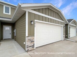 Building Photo - 3 Bed 2.5 Bath Townhome
