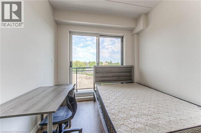 Building Photo - 275 Larch St