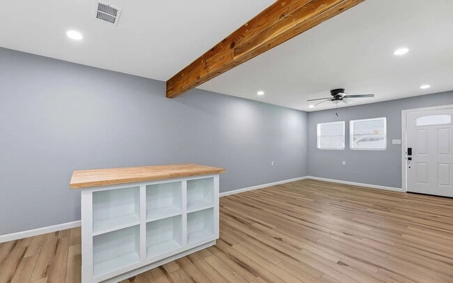 Building Photo - Beautifully renovated TWO Bedroom - TWO Bath Duplex Apartment!