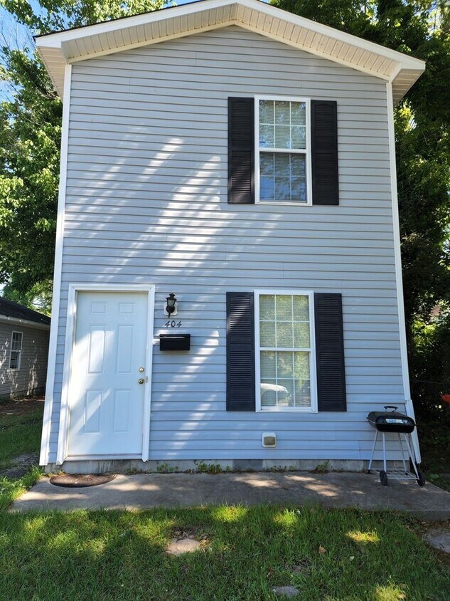 Primary Photo - Ideal Home Located in the City Limits