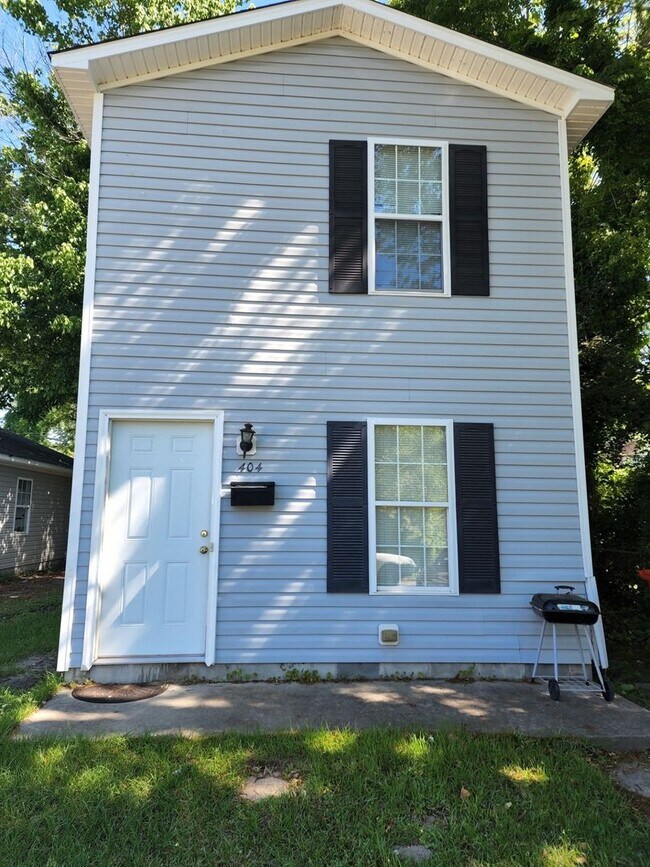 Building Photo - Ideal Home Located in the City Limits