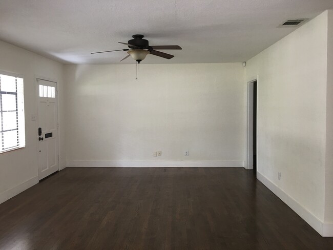 Living room - 1574 Cavendish Road