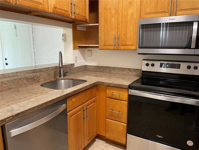 Foto del edificio - 661 Cypress Lake Blvd