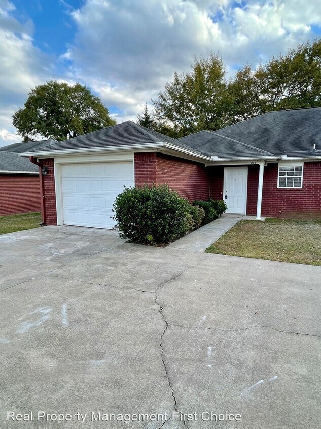 Primary Photo - 2 br, 2 bath House - 203 H Street