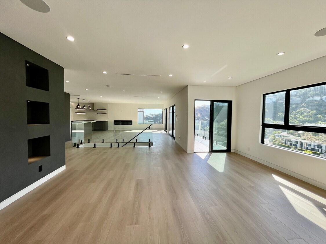Foto principal - 1917 Sunset Plaza Dr