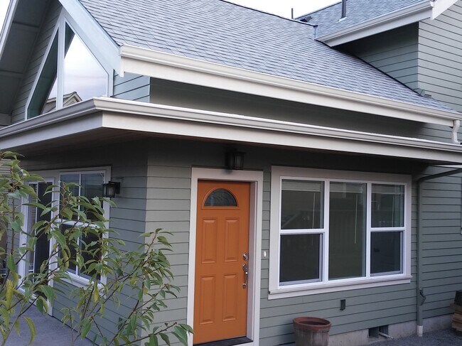 Building Photo - 3622 NE 12th Ave