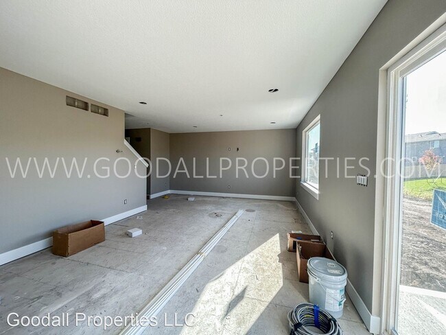 Foto del edificio - 5 br, 3.5 bath House - 300 NW Morgan Ct
