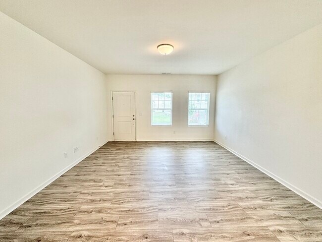 Building Photo - Charming 2 br 2.5 ba townhome covered fron...