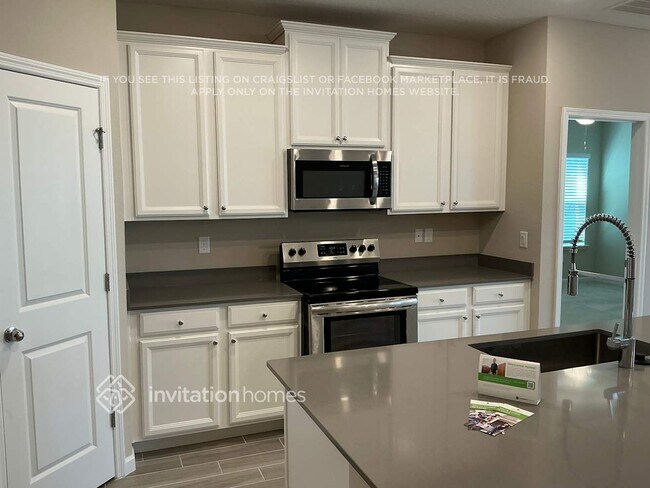 Foto del edificio - 6779 Falls Chase Ln