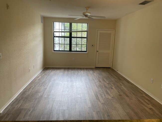 Foto del edificio - 5550 E Michigan St