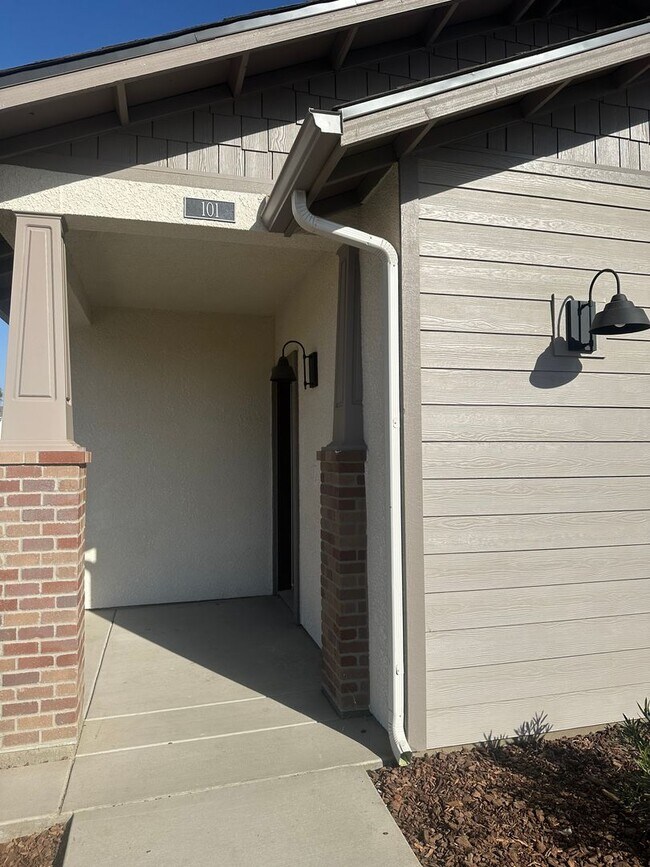 506 S Summit St Unit 506 S. Summit St. 101, Visalia, CA 93292 Room