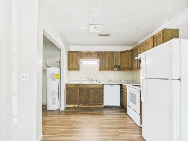 Building Photo - Upstairs 2/1