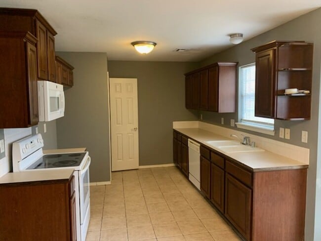 Foto del edificio - Getting Ready For You! Beautiful Bentonville Home with Spacious Backyard & 2-Car Garage