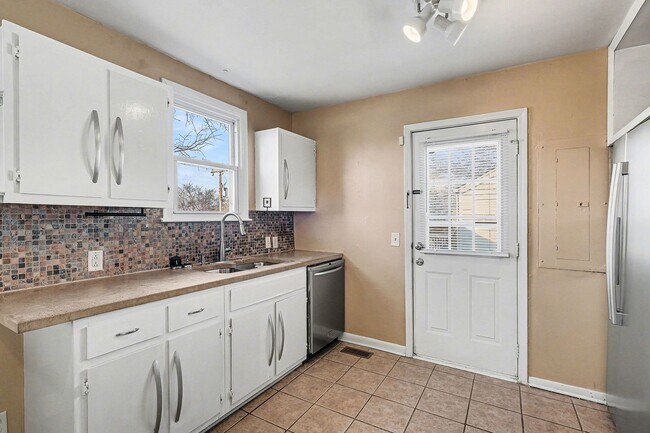 Foto del edificio - Adorable 2 Bedroom 1 Bath Home in Sylvan Heights!