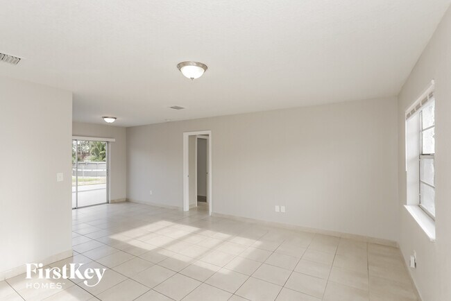 Foto del edificio - 18931 NW 33rd Pl